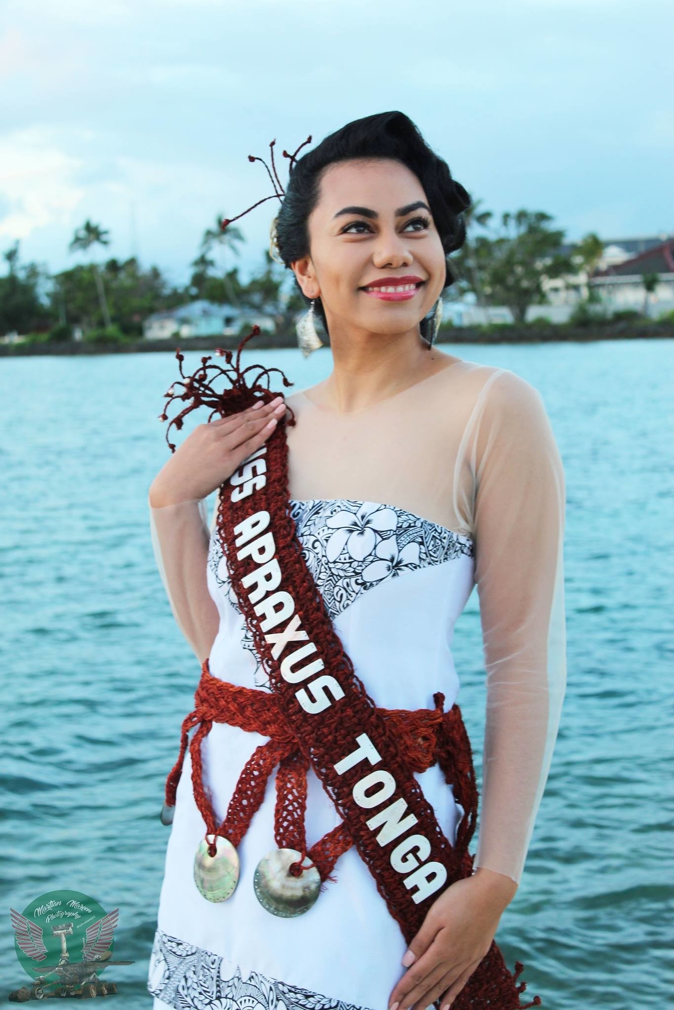 WOMEN OF THE ISLANDS KALOLAINE FUNGANITAO —