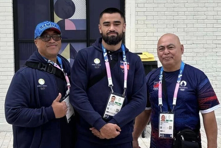 Ato Plodziicki-Faoagali (middle) with coach Lionel Elika Fatupaito (right)