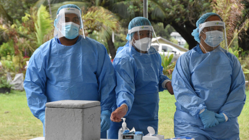 Te Marae Ora Ministry of Health staff conducting Covid-19 tests at the Constitution Park. Photo Credit: Caleb Fotheringham via Cook Islands News