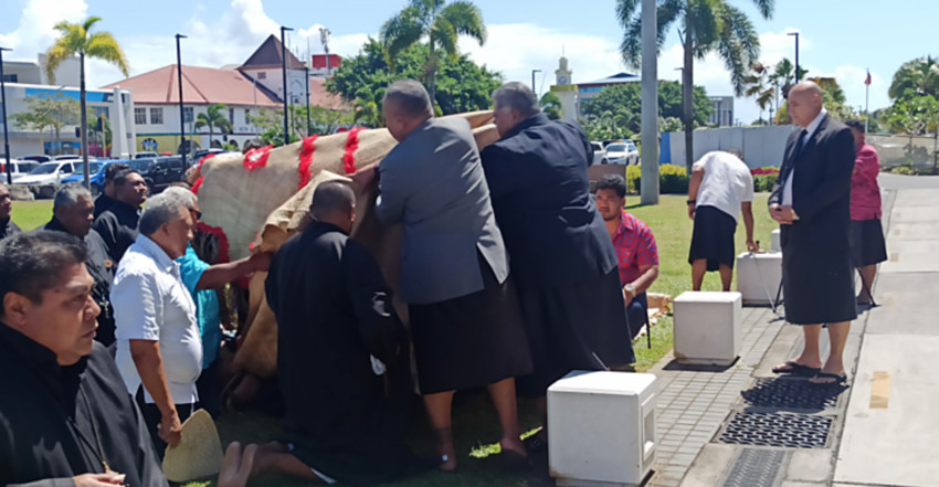 Those gathered assembled in front of the Government building about 1.50 pm (Photo: Junior S. Ami) via Samoa Observer