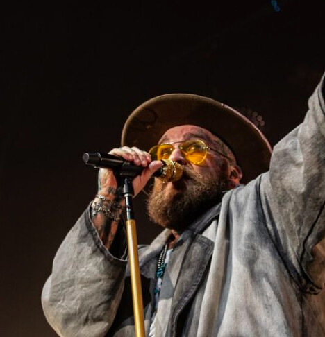 Teddy Swims performing in his custom FUGAWI coat at his Christchurch concert. Photo captured by Triebels Photography